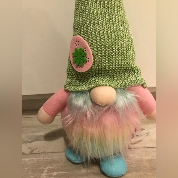 This gnome reminds me of rainbow that’s what I call it ❤️ - Picture 4 of 5